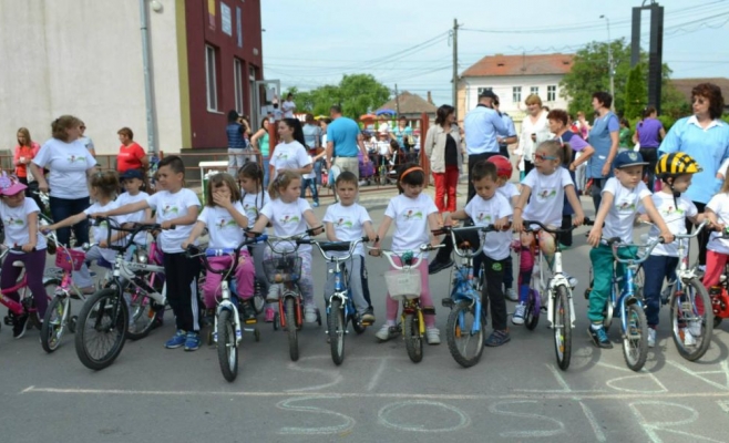 Copiii din Apahida învață să iubească mișcarea printr-un concurs de biciclete 