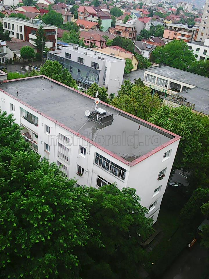 “Piscină” pe acoperișul unui bloc din cartierul Gheorgheni