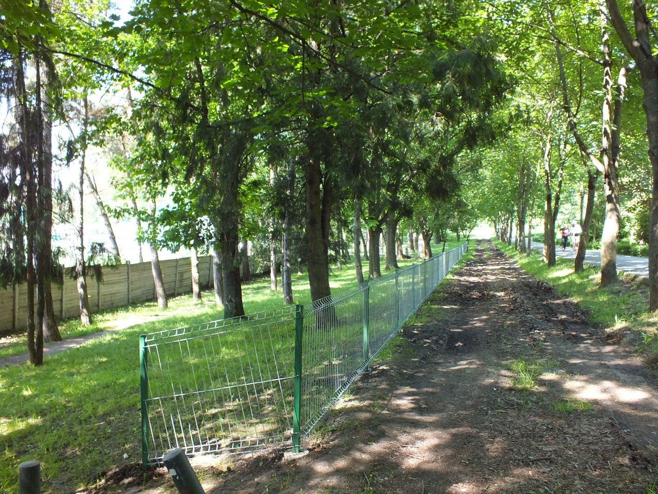 Primăria pune garduri metalice și în parcuri