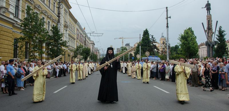 Sute de preoti si credinciosi au participat duminica la Procesiunea de Rusalii. Foto Saul Pop