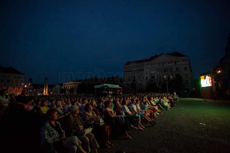 Mii de clujeni au urmărit spectacolul Nabucco în Piaţa Unirii. Foto Saul Pop