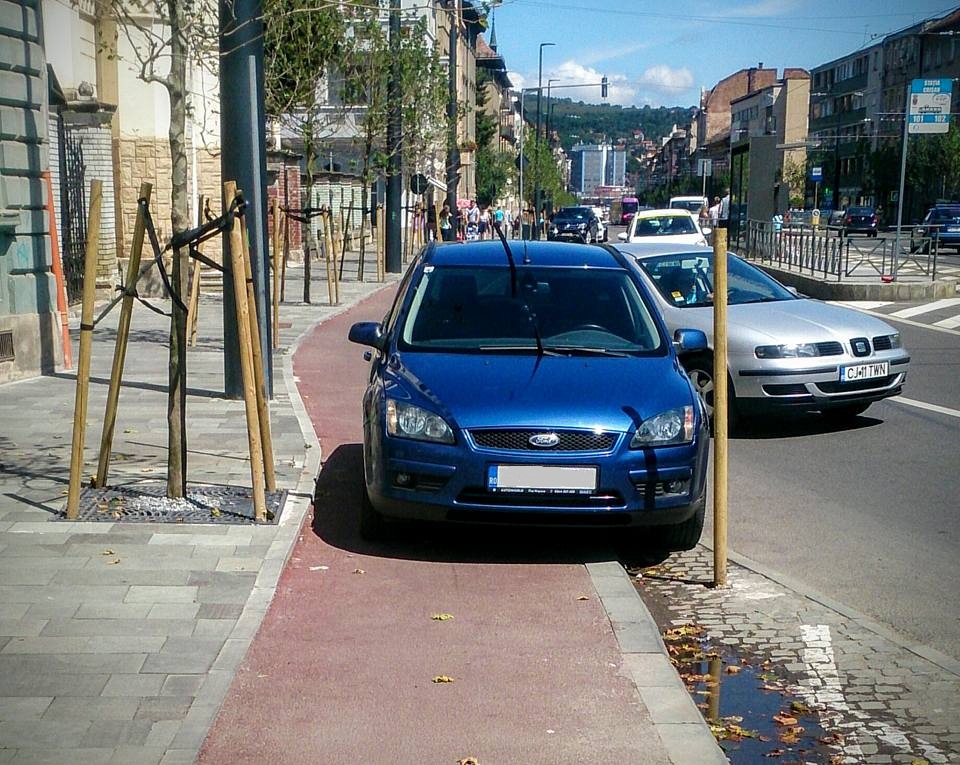 O altă zonă cunoscută în municipiul Cluj – Napoca unde pistele de biciclete sunt mai mereu ocupate de maşini este şi strada Horea. Sursa foto: Facebook Lehel-György Luka
