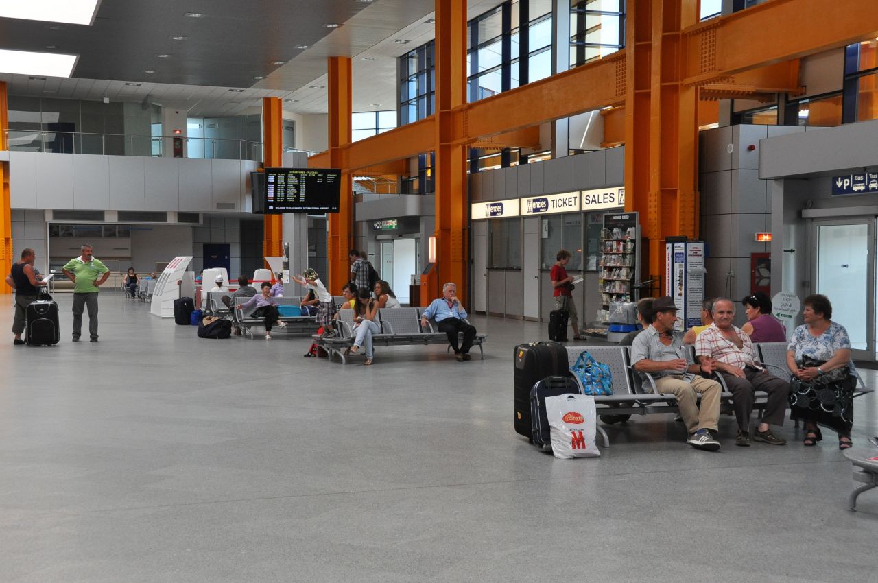 Traficul aerian pe Aeroportul Internațional „Avram Iancu” Cluj, în creştere pe parcursul primului semestru din 2016  