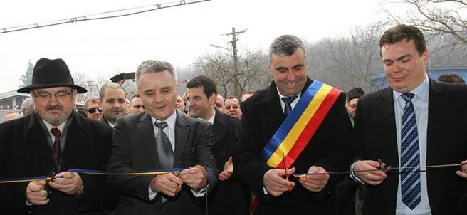 Gheorghe Vuşcan, Daniel Constantin şi Adrian Zaharia la inaugrarea APIA Mociu