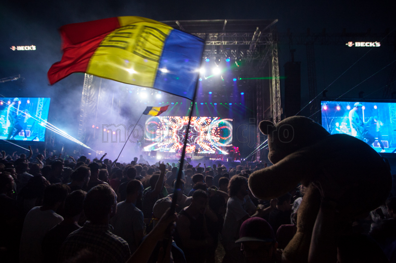 Spectatorii au fluturat steagul României în timpul concertului Enter Shikari