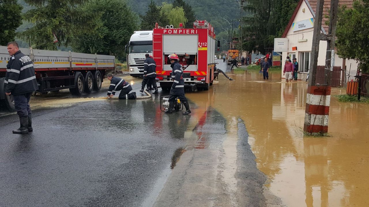 Pompierii s-au chinuit ore în șir să scoată apa din curțile locuitorilor din Ciucea. Sursa foto: Facebook Ciucea Poarta Transilvaniei