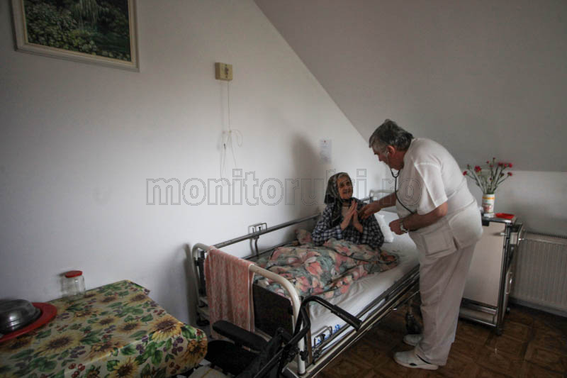 Doctorul Szentagotai Lorant sta de vorba cu o batranica. Foto Saul Pop