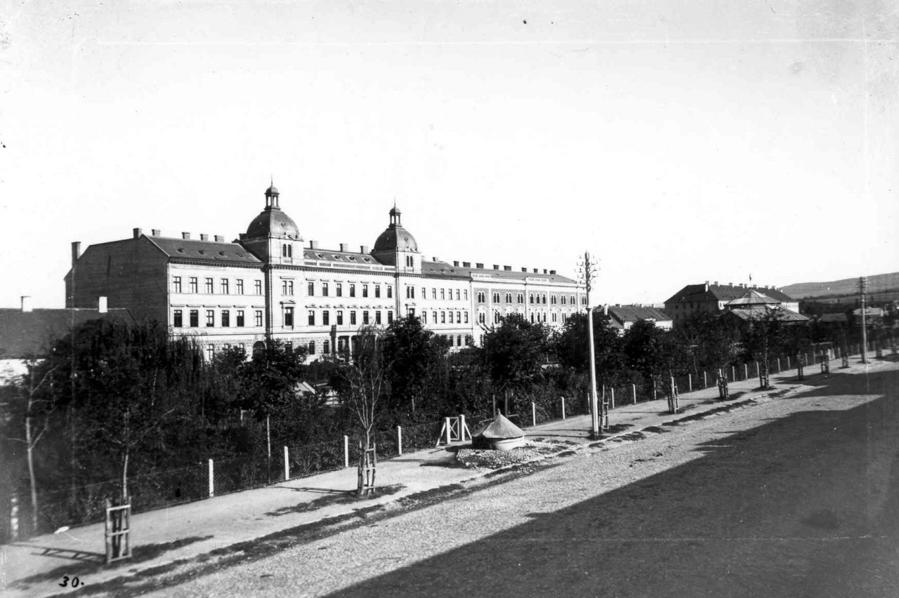 Latura estică a Pieţei Avram Iancu. Se observă actualul sediu al Mitropoliei Clujului, construit în 1887 ca sediu al Administraţiei Domeniilor Forestiere şi Palatul de Finanţe, ridicat în 1880. FOTO greenstone.bjc.ro