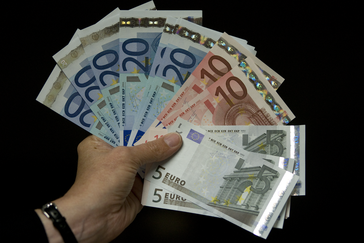 Euro la minimul ultimelor cinci săptămâni
