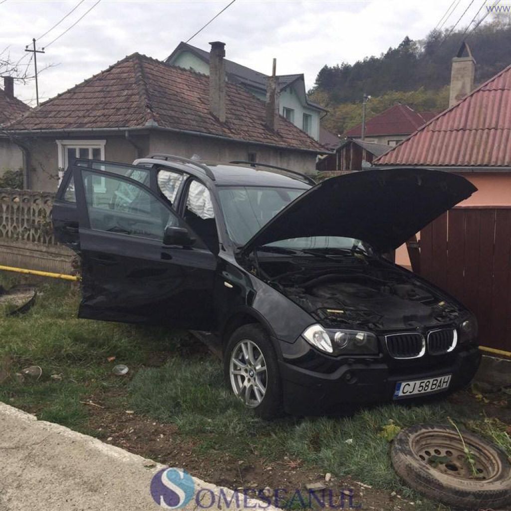 BMW-ul s-a răsucit de câteva ori pe carosabil, aterizând ulterior pe gardul de beton al unui imobil. Sursa foto: someseanul.ro