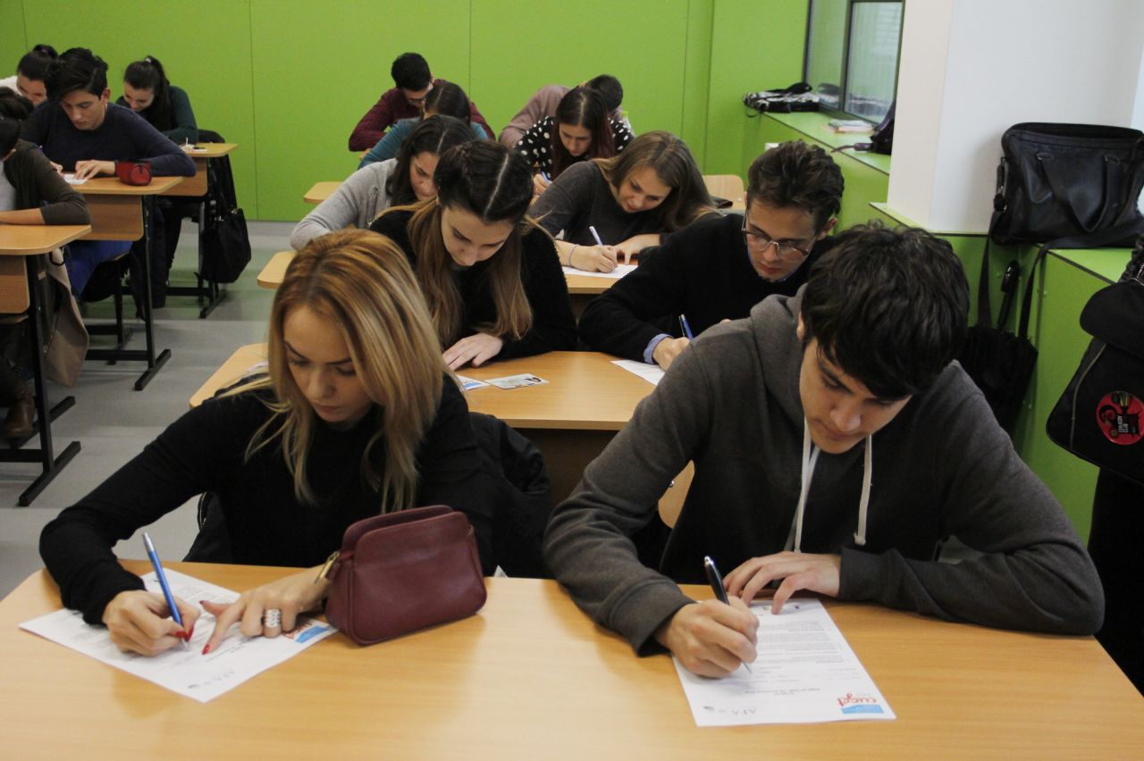 Elevii de la Liceul “Avram Iancu” Cluj au răspuns ieri la 25 de întrebări în 15 minute. 