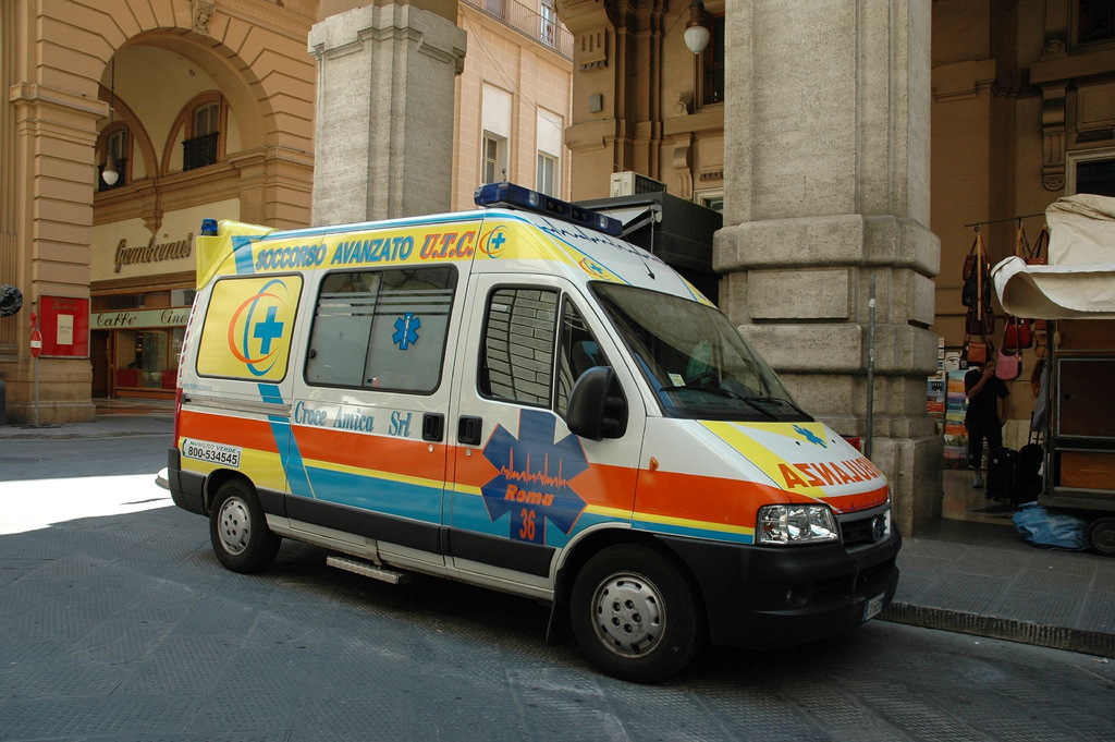 Medicii de pe ambulanţă ajunşi la faţa locului au fost nevoiţi să constate decesul românului. Sursa foto: Flickr.