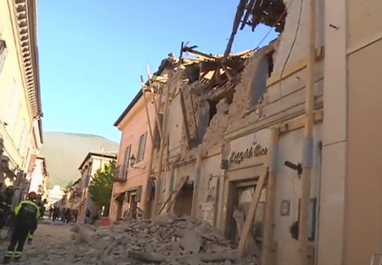 În urma cutremurului de duminică din Italia mulţi italieni au rămas fără locuinţe. Sursa foto: metro.co.uk