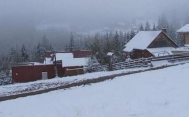 Din cauza ninsorii abundente, aproximativ o sută de persoane au rămas blocate în staţiunile montane din judeţul Cluj. Foto: Arhivă