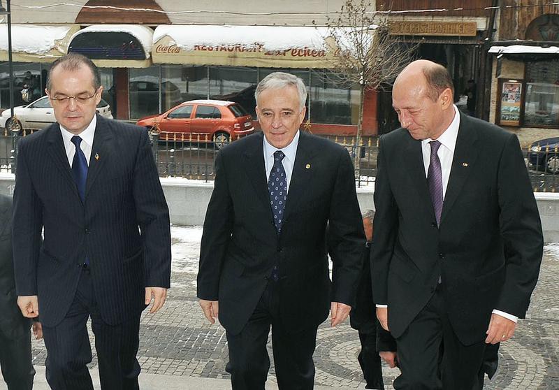 Emil Boc, Mugur Isarescu si Traian Basescu sursa foto training-vanzari.ro