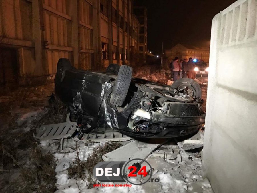 Accident teribil în centrul orașului Dej. O mașină s-a răsturnat. Foto: dej24.ro