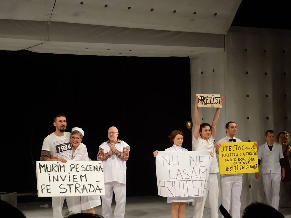Mai mulţi actori ai Teatrului Naţional au afişat mesaje de solidarizare cu protestatrii, după unul din spectacole. Ionuţ Caras (primul din stânga) a fost principalul promotor al acţiunii. FOTO Facebook