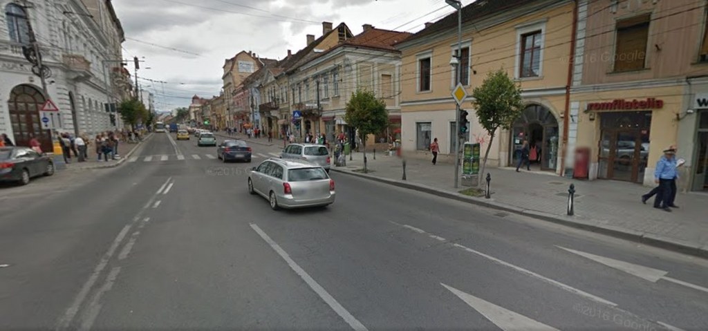 Joncţiunea benzii laturii nordice a Pieţei de pe care şoferii virau stânga cu strada Memorandumului ar putea deveni delicată, după ce prima bandă din dreapta va fi dedicată transportului în comun şi bicicletelor. FOTO Google Maps