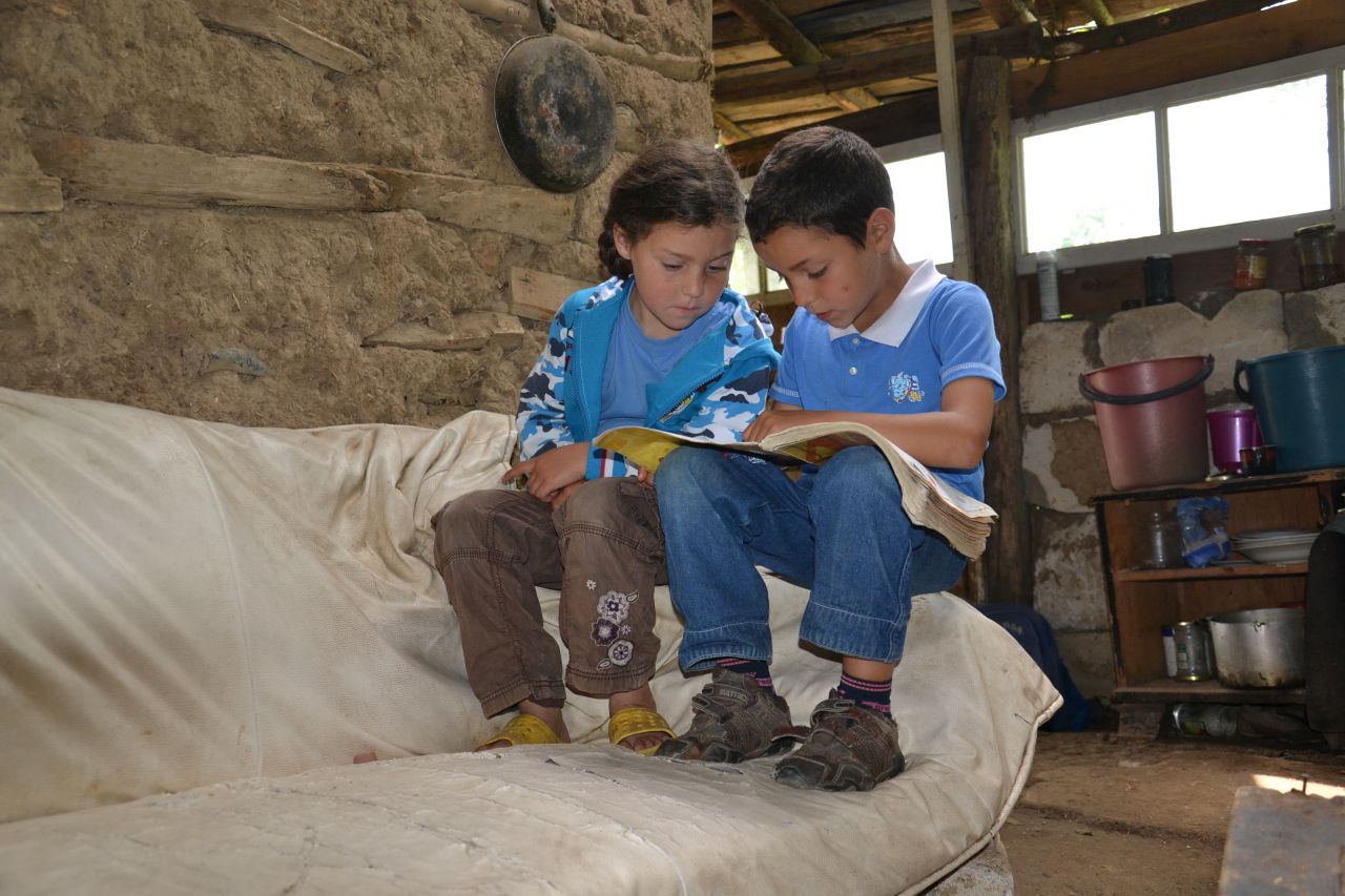 1 din 10 copii de la țară merge la culcare flămând - raport World Vision România
