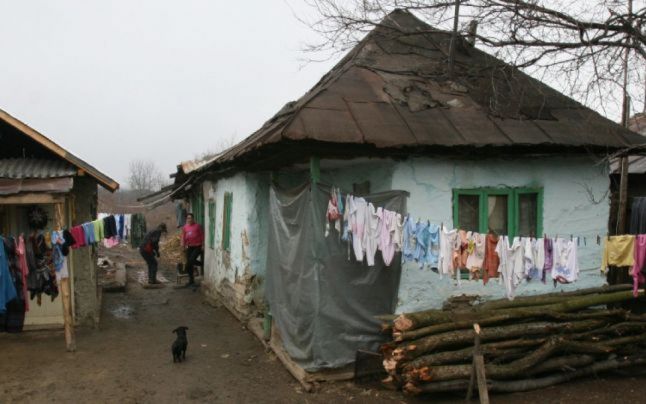 În ţară sunt sute de mii de oameni care trăiesc din ajutoarele de la stat. sursa foto: adevarul.ro