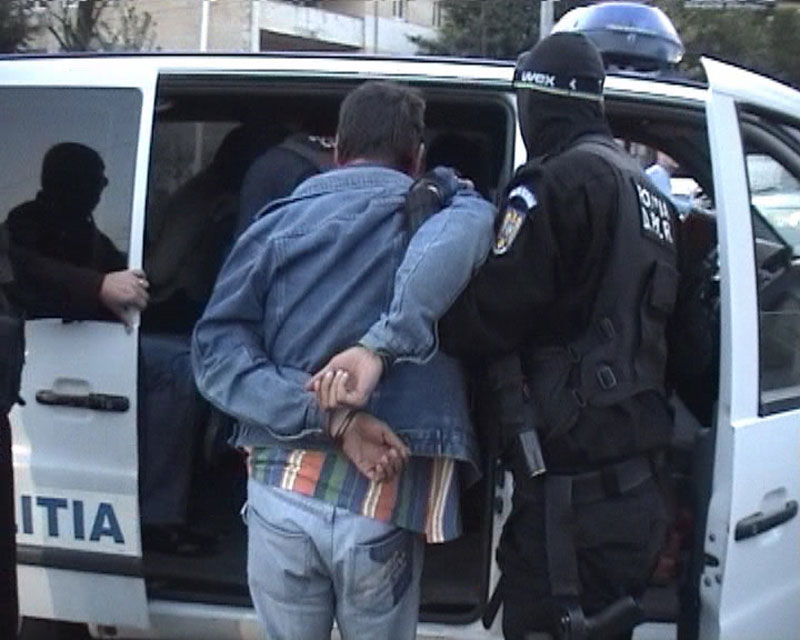 Membru al unei grupări infractionale condamnat la Cluj, adus în țară de politiști