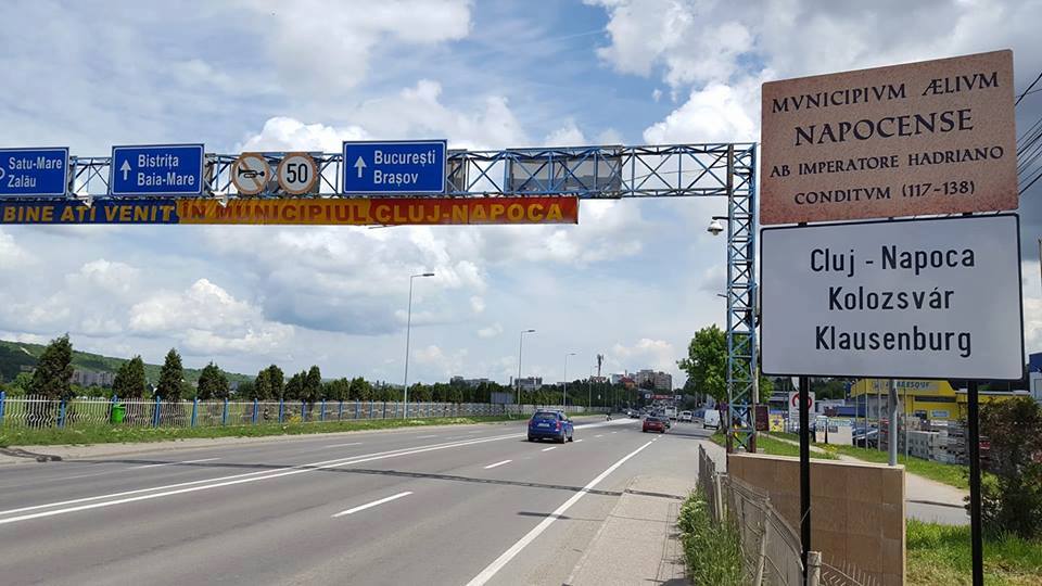 Plăcuţele multilingve sunt amplasate la intrare în Clu Napoca   sursa foto Facebook Ioan Bîldea