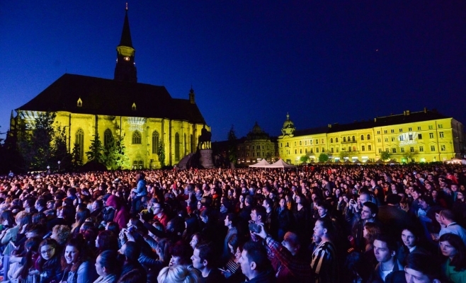 Prima zi a festivalului (joi, 25 mai) începe cu un spectacol de teatru. Festivalul se va desfășura în 30 de locuri din oraș şi va cuprinde peste 100 de evenimente.    Piața Unirii va găzdui în fiecare seară câte un spectacol tematic, astfel: Joi, 25 mai, ora 21:00, în prima zi a festivalului - Teatrul Național Cluj-Napoca va ieși în spațiul public cu spectacolul „Insula” după Gellu Naum. Un spectacol-concert cu cei mai îndrăgiți actori clujeni după muzica Adei Milea, scenografia Valentin Codoiu, asistent regie Andreea Iacob. Vineri, 26 mai, ora 18:00 – clujenii sunt aşteptaţi să ia parte la o experiență muzicală desăvârșită unde aproximativ 1500 de elevi din Cluj-Napoca se vor reuni alături de Young Famous Orchestra formând cel de-al patrulea eveniment de community building, după conceptul educațional al prof. Anamaria Eli. Invitați speciali: Ilinca Băcilă&Alex Florea și tânăra Katia. Tematica zilei de vineri va fi adresată în mod special tinerilor, dar și sufletelor tinere, astfel va continua cu concerte susținute de Arpy & Zip Band, Ilinca Băcilă&Alex Florea, Direcția 5, Alternosfera, Zdob și Zdub. Seara se va încheia cu un impresionant spectacol de video mapping. Sâmbătă 27 mai, începând cu ora 19:00 – festivalul va continua cu tradiționala seară de muzică clasică din cadrul Zilelor Clujului. Vor împărți aceeași scenă Academic Bigg Dimm a' Band, orchestra și soliștii Academiei de Muzică „Gheorghe Dima”, Opera Națională Română Cluj-Napoca și Opera Maghiară Cluj, sub egida „Gala Operelor Clujene”. Spectacolul va continua cu opera „Carmina Burana” a Filarmonicii de Stat Transilvania alături de Cristina Păsăroiu, Ștefan von Korch, Florin Estefan, dirijor: David Crescenzi. Seara se va încheia la ora 22:45 cu un spectacol de artificii. Un alt moment cheie al zilei de sâmbătă va fi „Parada Zilelor Clujului”.  Duminică, 28 mai, va fi ziua dedicată tradițiilor și folclorului. Astfel,  începând cu ora 14:00, cei mai îndrăgiți interpreți de muzică populară îi vor încânta pe clujeni cu repertorii din folclorul românesc. Printre aceștia se numără: Mariana Sfechiș, Maria Golban Șomlea, Marius Ciprian Pop, Vasile Coca, Năstăcuță Iuga, Daniela Condurache, Ionuț Fulea, Mariana Deac, Sava Negrean Brudaşcu, Dumitru Fărcaş, Aurel Tămaş, dar și îndrăgite ansambluri folclorice.  Care sunt noutățile din  acest  an  Anul acesta, festivalul vine cu mai multe noutăţi, dintre care amintim câteva. Astfel, un loc interesant în cadrul Zilelor Clujului este Parcul Cetățuie unde mult îndrăgiții Beard Brothers vor avea colțișorul lor – Beard Brothers Community Corner. Pe parcursul zilei vor avea diferite activități sportive, face painting, jocurile copilăriei, diferite ateliere, luptă în costume sumo, biblioteca vie, baloane cu făină, baloane cu apă, Pac Man, cursă pe picioare de lemn, zonă de relaxare, iar seara concerte și voie bună.   “Dăm farmec străzilor Andrei Șaguna și David Ferenc la Zilele Clujului! Muzică, reprezentații stradale, magie vă așteaptă aici sâmbătă și duminică, 27 și 28 mai, de la ora 16:00 și până după lăsarea serii, la 22:00. Vă invităm să descoperiți arta în stradă!”, spun organizatorii.   Platoul Cetățuii va fi gazda serii de sâmbătă unde echipa Reactor de creație și experiment pregătește piesa de teatru “Proteine Fluorescente”, iar mai apoi va putea fi vizionată proiecția filmului “Usturoi” în prezența actorilor și producătorilor.  