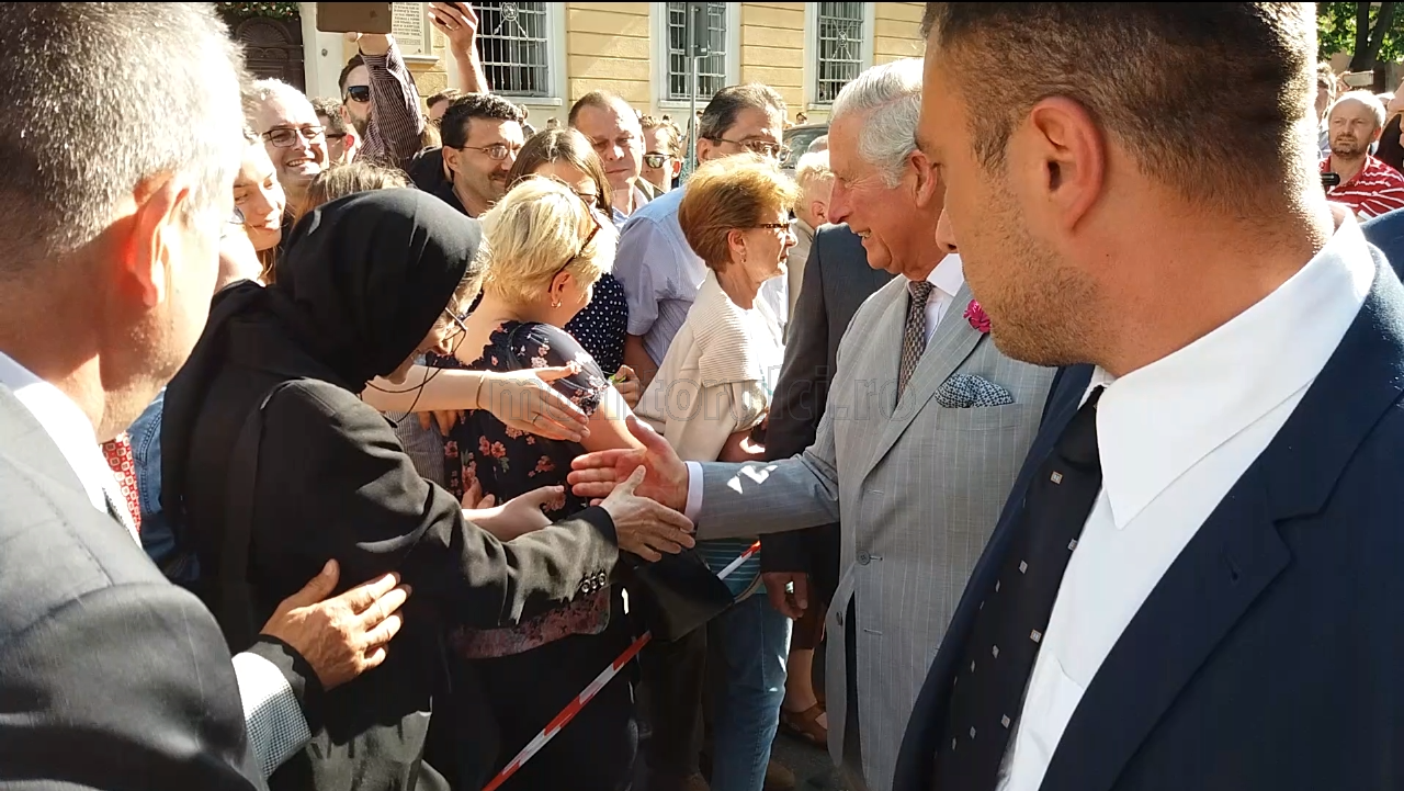 Prințul Charles a fost primit cu aplauze de clujenii care s-au strâns în număr mare pe strada Kogălniceanu, la ieşirea de la ceremonia de la UBB