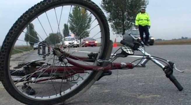 Biciclist beat, accidentat de un şofer fără permis de conducere şi băut