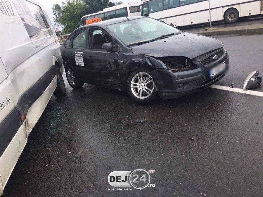 ACCIDENT în Dej. Trei mașini au fost serios avariate și o persoană a fost rănită.  Sursa foto dej24.ro