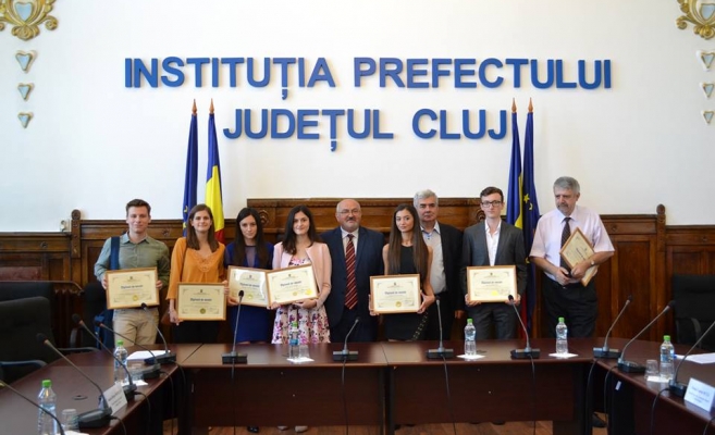 Primii nouă elevi clujeni care au obţinut medii de 10 la examenul de Bacalaureat au fost premiaţi săptămâna trecută de Prefectura Cluj