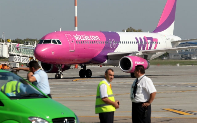 Bărbatul care a ameninţat că are o bombă în bagaj, în avionul Cluj-Londra, urmărit penal
