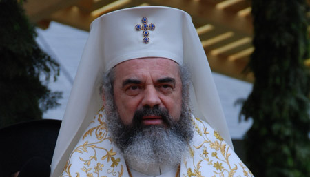 Patriarhul Daniel îşi cere iertare, "cu multă durere în suflet", pentru tulburarea produsă de acuzaţiile aduse unor preoţi