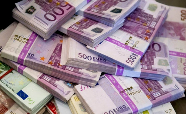 Euro crește, dolarul și francul continuă să scadă