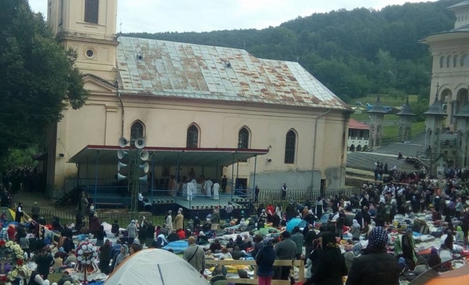 Peste 25.000 de pelerini stau la coadă pentru a se ruga la Mănăstirea Nicula  Foto arhiva