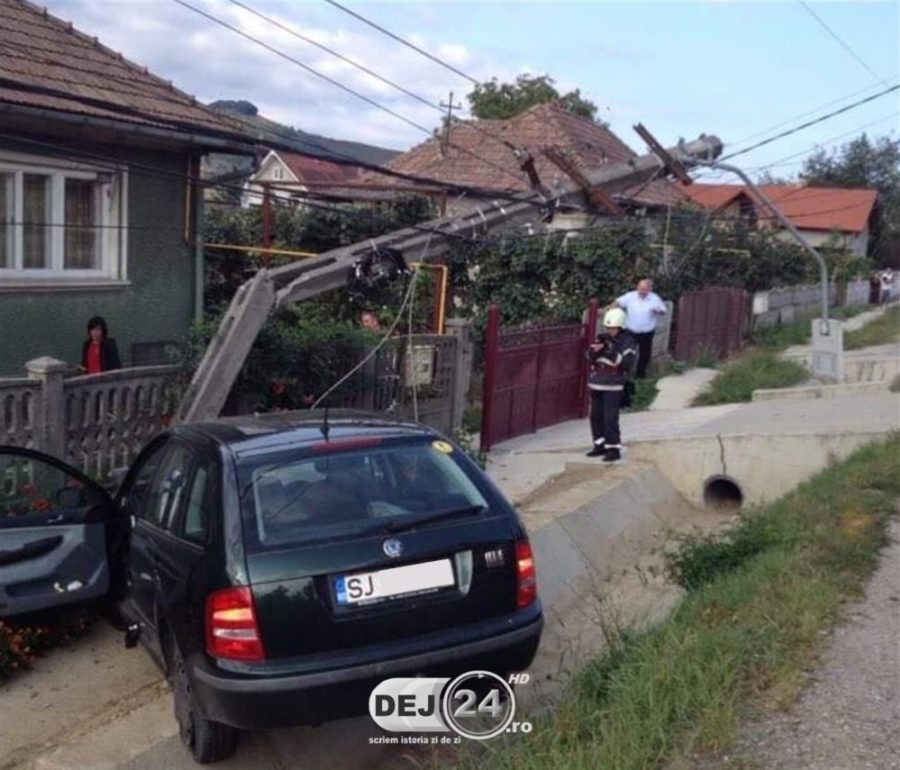 ACCIDENT la Câțcău. Un autoturism s-a IZBIT violent de un stâlp   sursa foto dej24.ro.