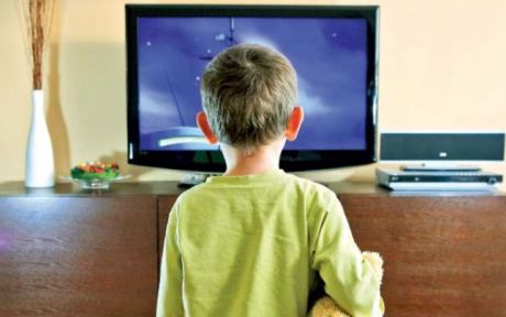 Vizionarea excesivă a programelor TV poate declanşa autismul