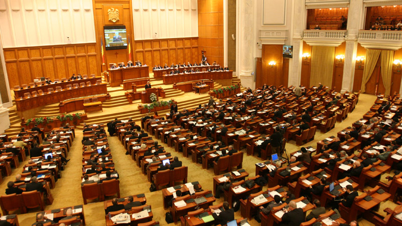 Parlamentul a adoptat plafonarea pensiilor speciale pe care le primesc deputaţii şi senatorii
