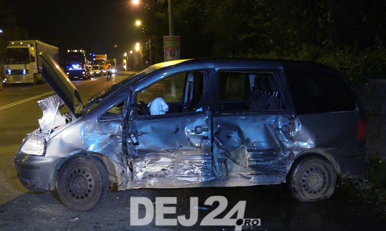 ACCIDENT în Dej. Două mașini implicate, un tânăr a fost transportat la spital   sursa foto dej24.ro