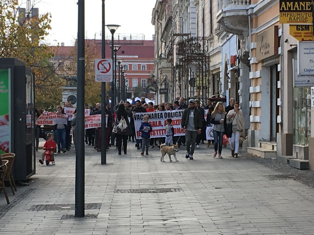În România copiii mor de rujeolă, iar la Cluj se organizează mitinguri împotriva legii vaccinării