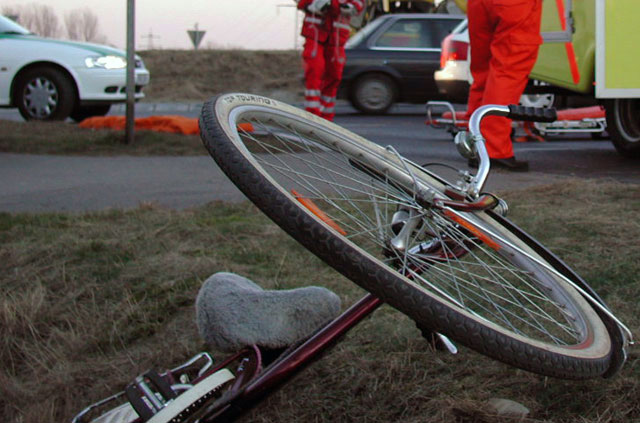 Un băiat în vârstă de 15 ani din Gherla a murit după ce a căzut de pe bicicletă