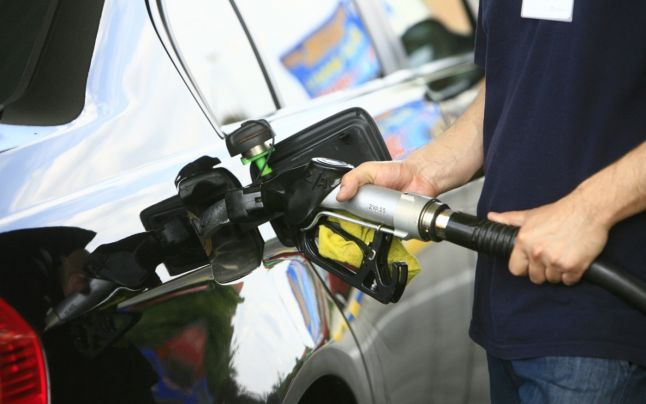 Vânzările de carburanţi au scăzut cu aproape 10% în luna în care au crescut accizele