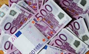 Euro a pierdut aproape doi bani