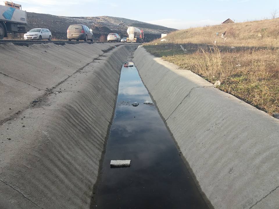 Barajul de gunoi a cedat, iar levigatul curge către Someş  sursa foto FacebookSzakáts István  