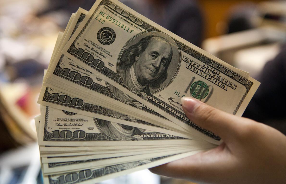 Dolarul american a peste trei bani
