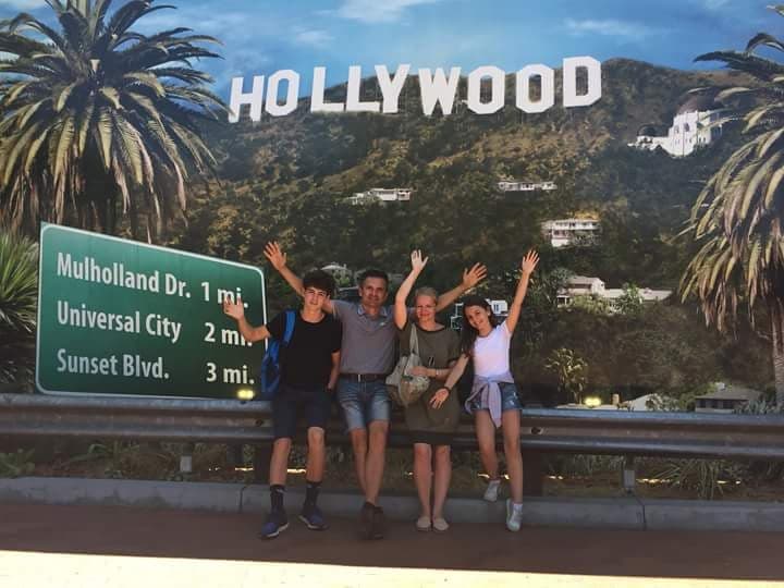 Simona și Dan Neamțu, împreună cu copiii lor, la Hollywood