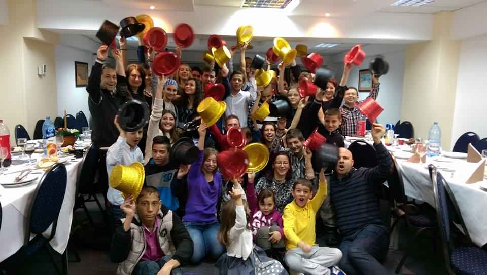 O fotografie de grup cu participantii la editia din 2015 a taberei pentru tinerii si copiii dependenti de dializa, organizata de Asociatia pentru Solidaritate si Empatie Delia Gradinaru, la fiecare sfarsit de an, la Univers T