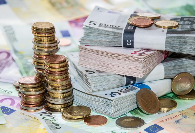 Euro revine la peste 4,76 lei