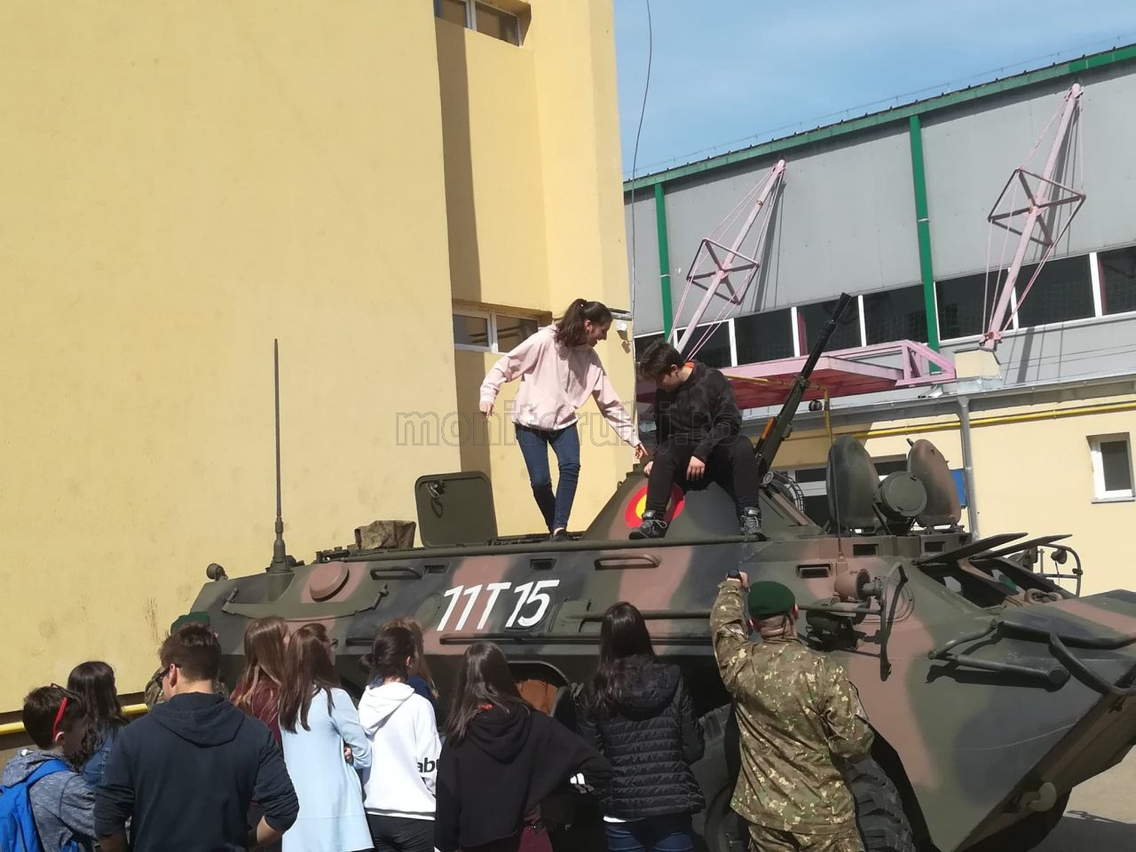 Copii văzând un tanc