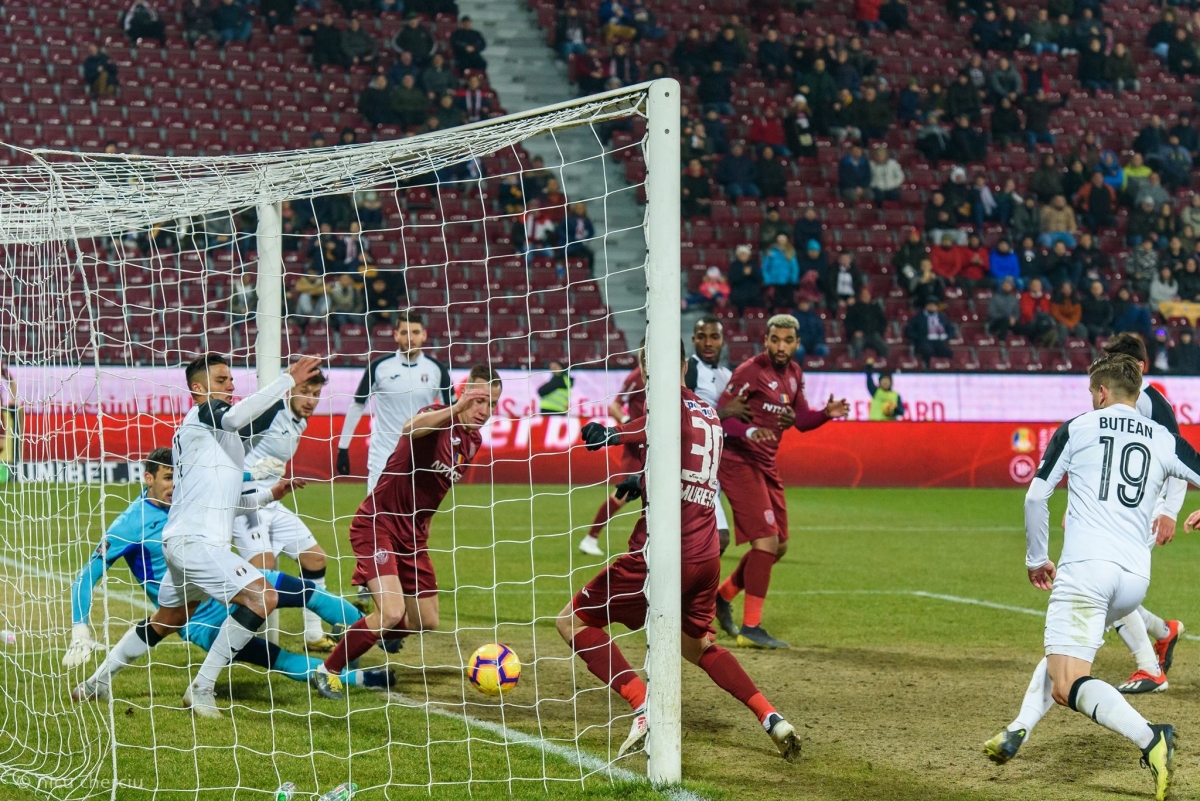 Andrei Mureșan împinge mingea în poartă într-un meci cu Astra Giurgiu